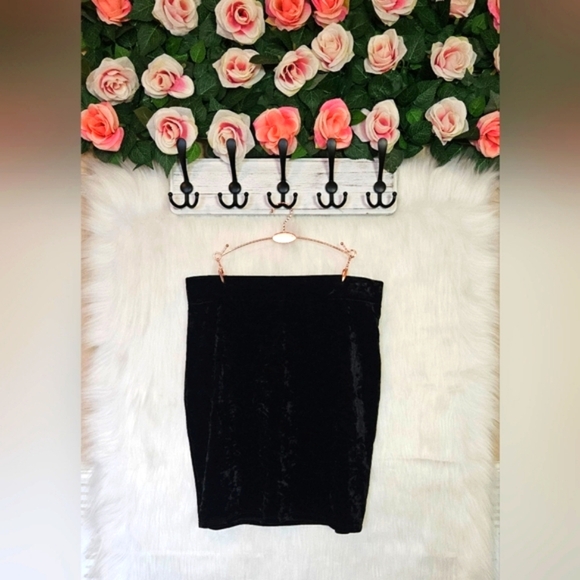 XXI Classic Velvet Onyx Mini Skirt - Picture 1 of 6
